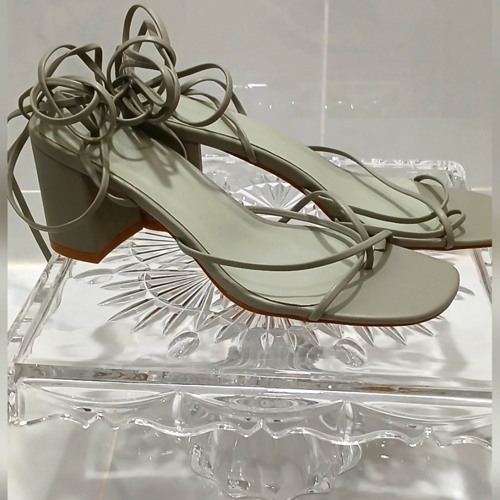 BILLINI Younes Gray Strappy Heels Size 8 NEW WITHOUT TAGS